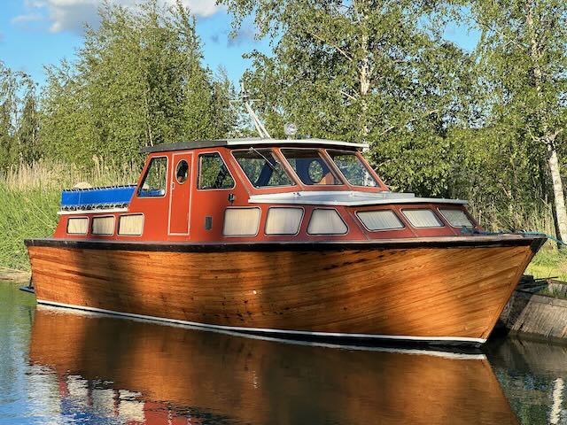 Pamela wooden yacht sailing